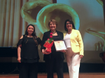 Dr. Nelia Fonseca recibiendo el premio "Añañuca 2019, que reconoce la labor de las mujeres en la Música Chilena.