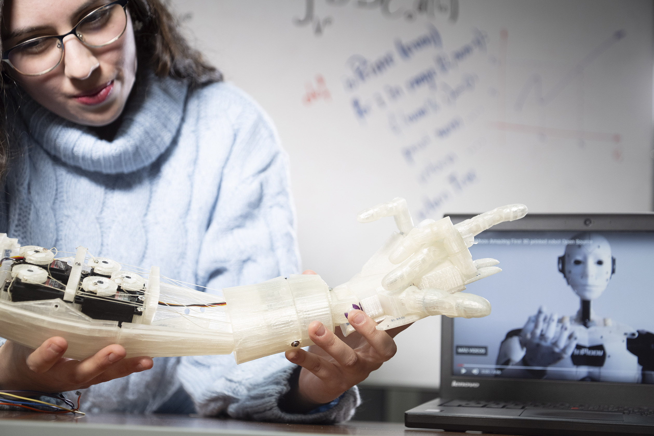 Estudio revela que la sostenibilidad impulsa la participación femenina en carreras STEM