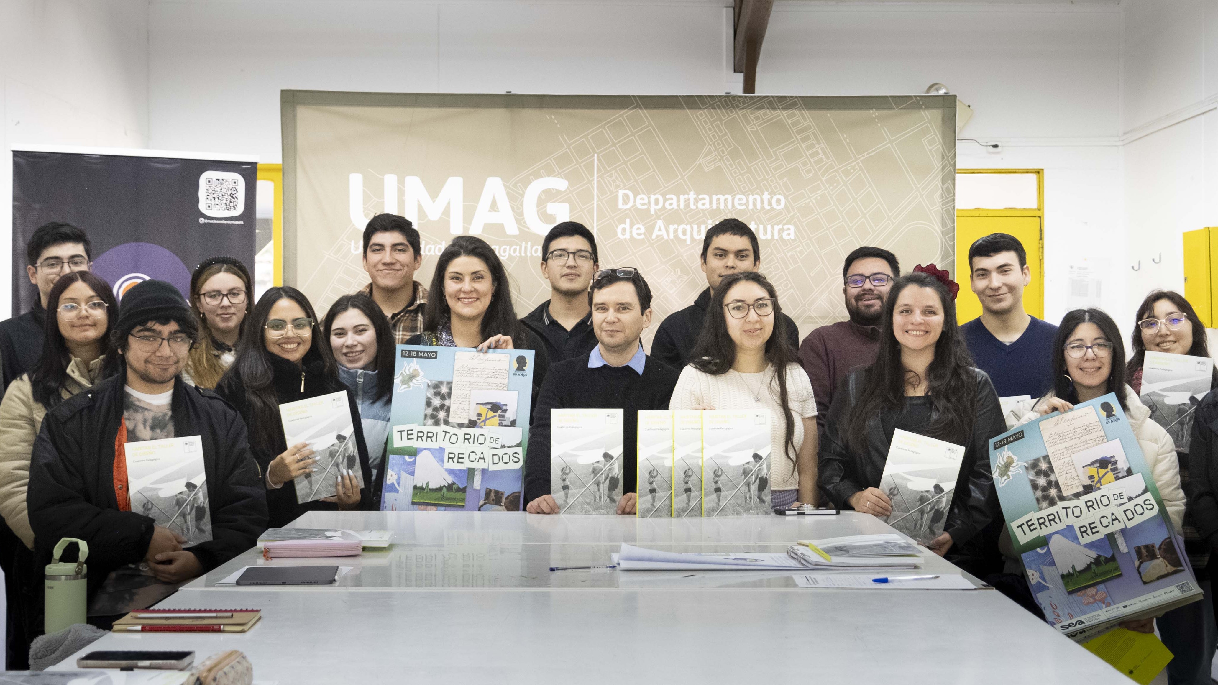 Estudiantes de Arquitectura de la UMAG reciben material pedagógico en el marco de la Semana de la Educación Artística 2025