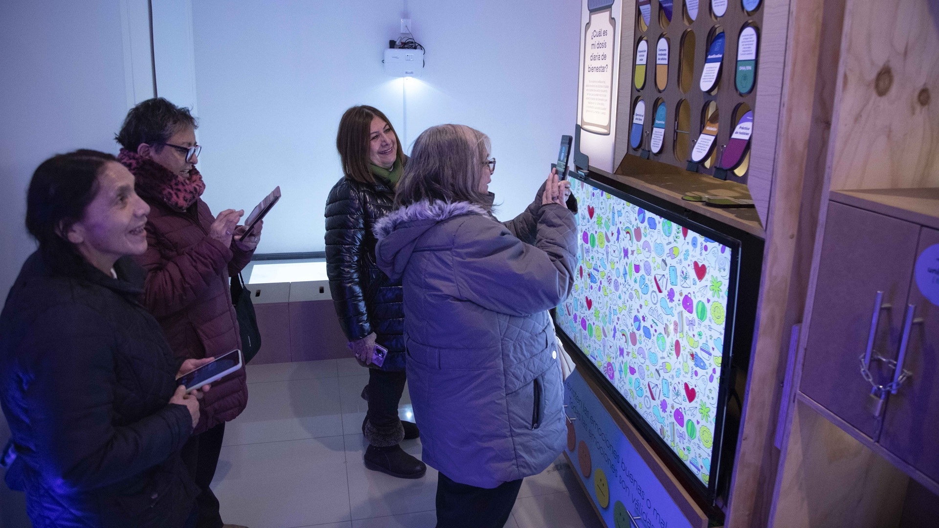 Personas mayores visitan el Laboratorio de Aprendizaje de la UMAG