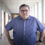 Distinguen a Pedro Moreno Mella por su aporte al desarrollo cultural de Magallanes a través de UMAG TV