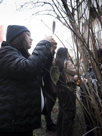 Perfomance, arte sonoro e instalación: estudiantes exploran nuevos medios artísticos en finalización de asignatura