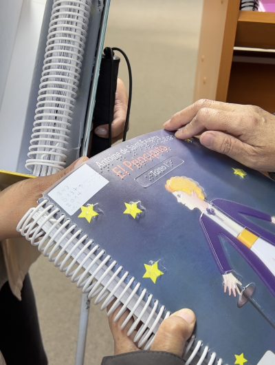 UMAG promueve la lectura inclusiva con entrega de material en braille