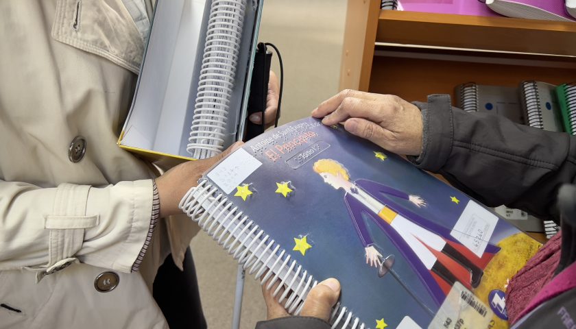 UMAG promueve la lectura inclusiva con entrega de material en braille
