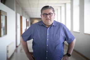 Distinguen a Pedro Moreno Mella por su aporte al desarrollo cultural de Magallanes a través de UMAG TV