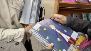 UMAG promueve la lectura inclusiva con entrega de material en braille