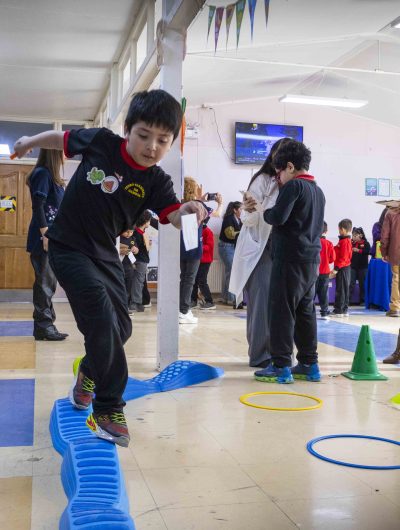 Con Feria Educativa: UMAG y JUNAEB refuerzan Hábitos Saludables en niños y niñas de la Escuela Pedro Sarmiento de Gamboa