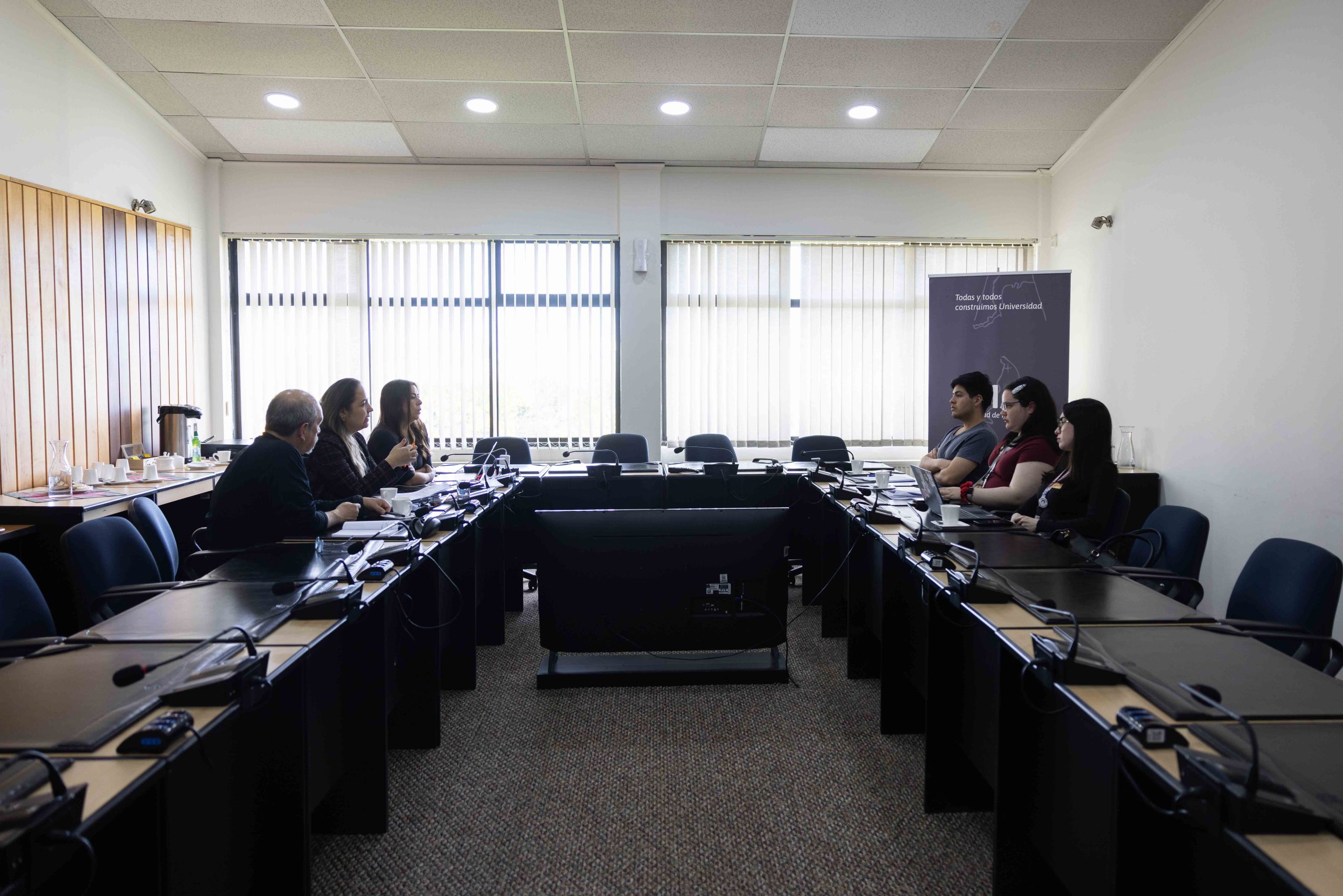 Se constituye Mesa de Diálogo Institucional UMAG–FEUM y se registran primeros avances