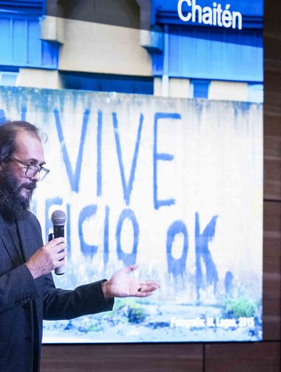 “Mi invitación es a reflexionar críticamente sobre cómo los saberes que se generan en la Academia logran permear el mundo real”