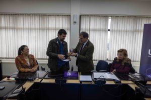 Glaciólogo y académico destaca apoyo de la UMAG tras ser reconocido por el rector y equipo