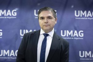 Académico brindó charla en la UMAG y abordó la “dimensión mágica” del Derecho
