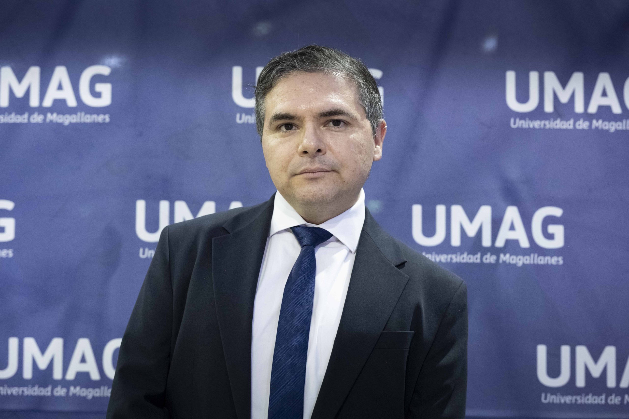 Académico brindó charla en la UMAG y abordó la “dimensión mágica” del Derecho