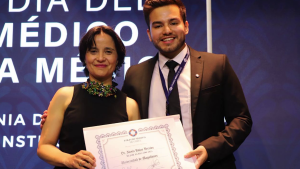 Médico titulado de la UMAG recibió reconocimiento nacional del Colmed