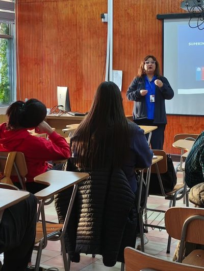 Estudiantes de Trabajo Social fortalecen su formación con charla sobre licencias médicas y seguridad laboral