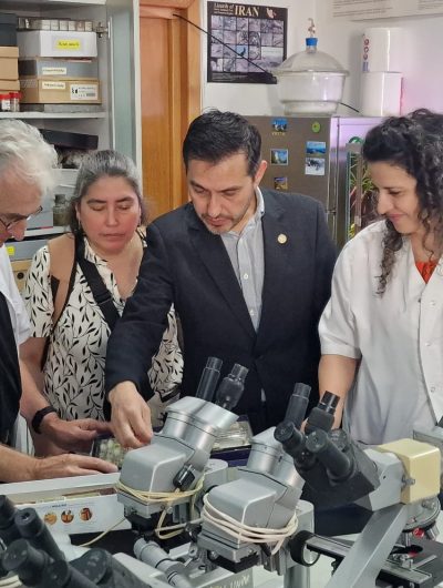 Académicos de Biología Marina compartieron investigaciones australes en universidad de Rumania