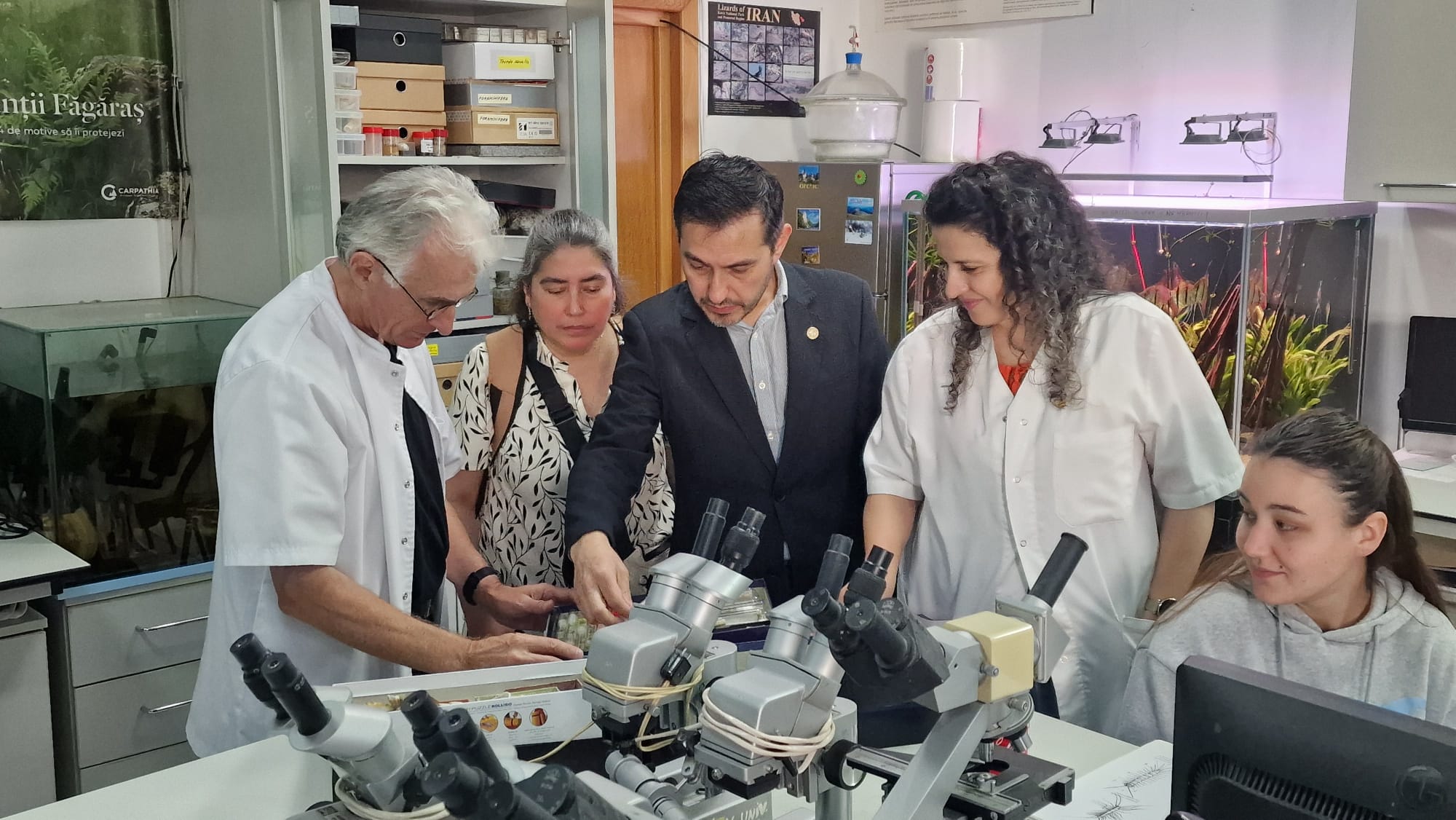 Académicos de Biología Marina compartieron investigaciones australes en universidad de Rumania