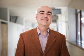 Académico de Psicología abordó los desafíos de la convivencia y la salud mental en el ámbito escolar y familiar