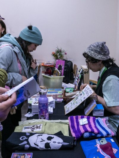Emprender, compartir y hacer comunidad: feria reunió a estudiantes y funcionarios en la UMAG