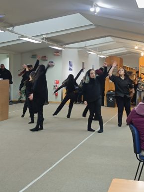 Estudiantes llevaron la danza contemporánea a distintos espacios del campus universitario