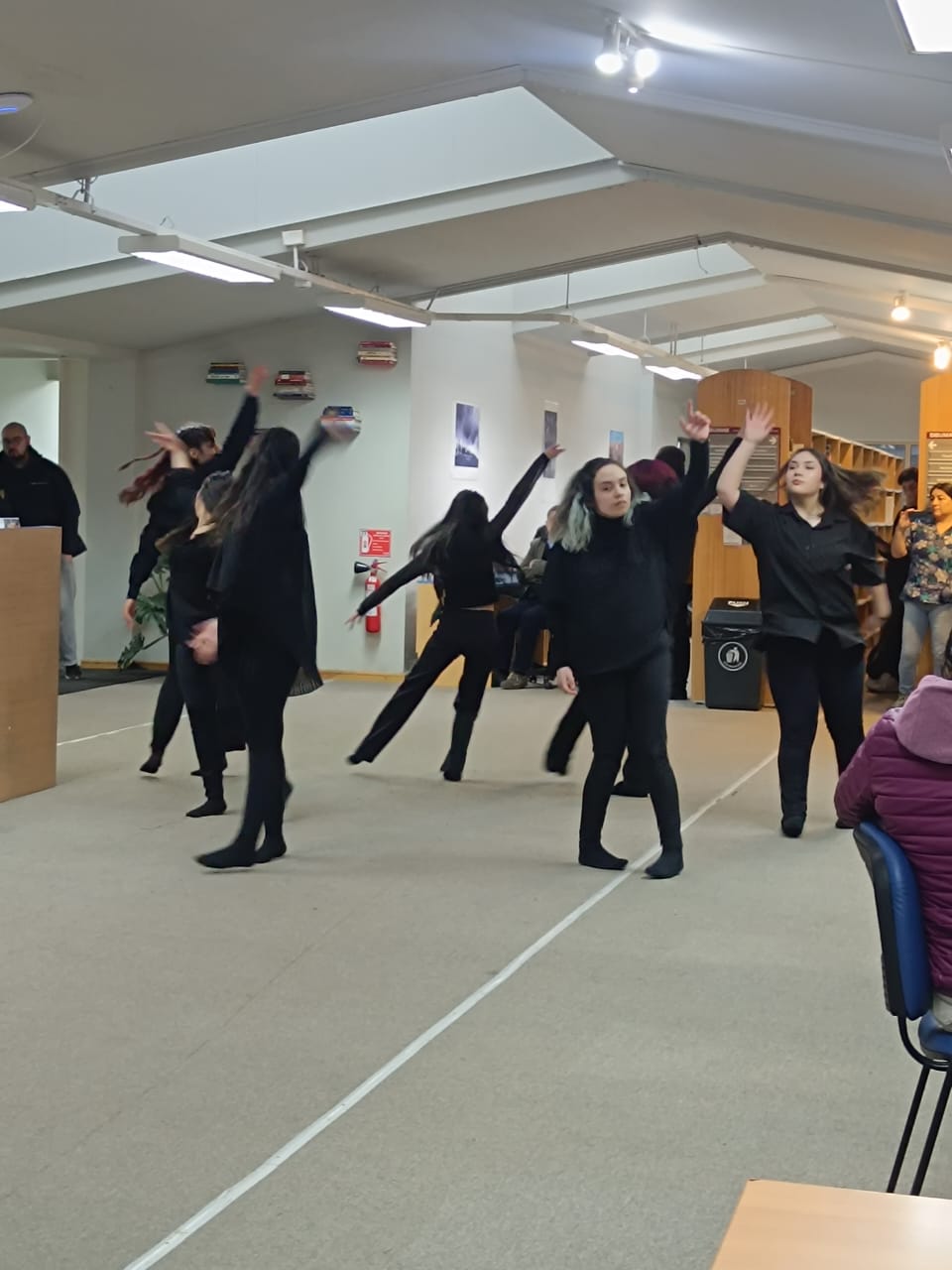 Estudiantes llevaron la danza contemporánea a distintos espacios del campus universitario