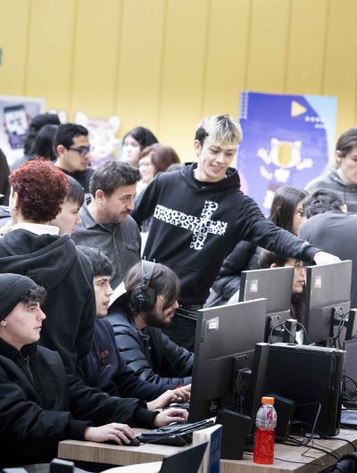 Carreras de autos, laberintos y alfombra de baile: así fue la nueva edición de “Arcade UMAG”