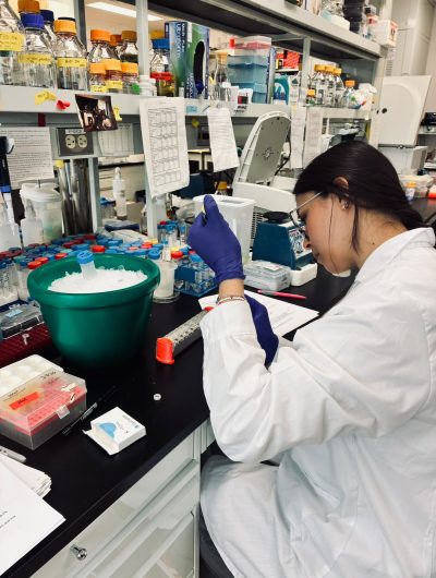 Estudiante del Magíster en Bioinformática fortalece investigación biomédica tras pasantía en prestigioso instituto de Canadá