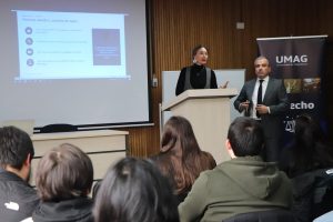 Ética, probidad e IA fueron abordadas en encuentro académico con estudiantes de Derecho