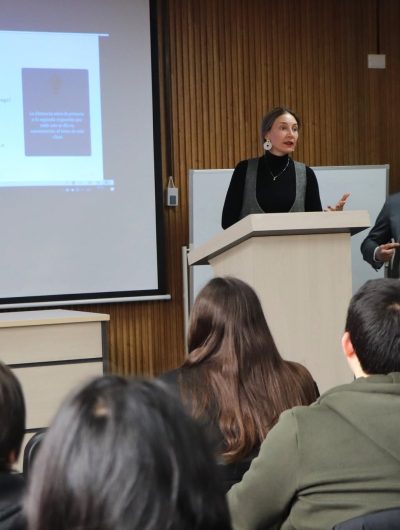 Ética, probidad e IA fueron abordadas en encuentro académico con estudiantes de Derecho