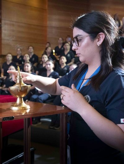 Estudiantes de Enfermería vivieron una investidura cargada de simbolismo y tradiciones de la profesión