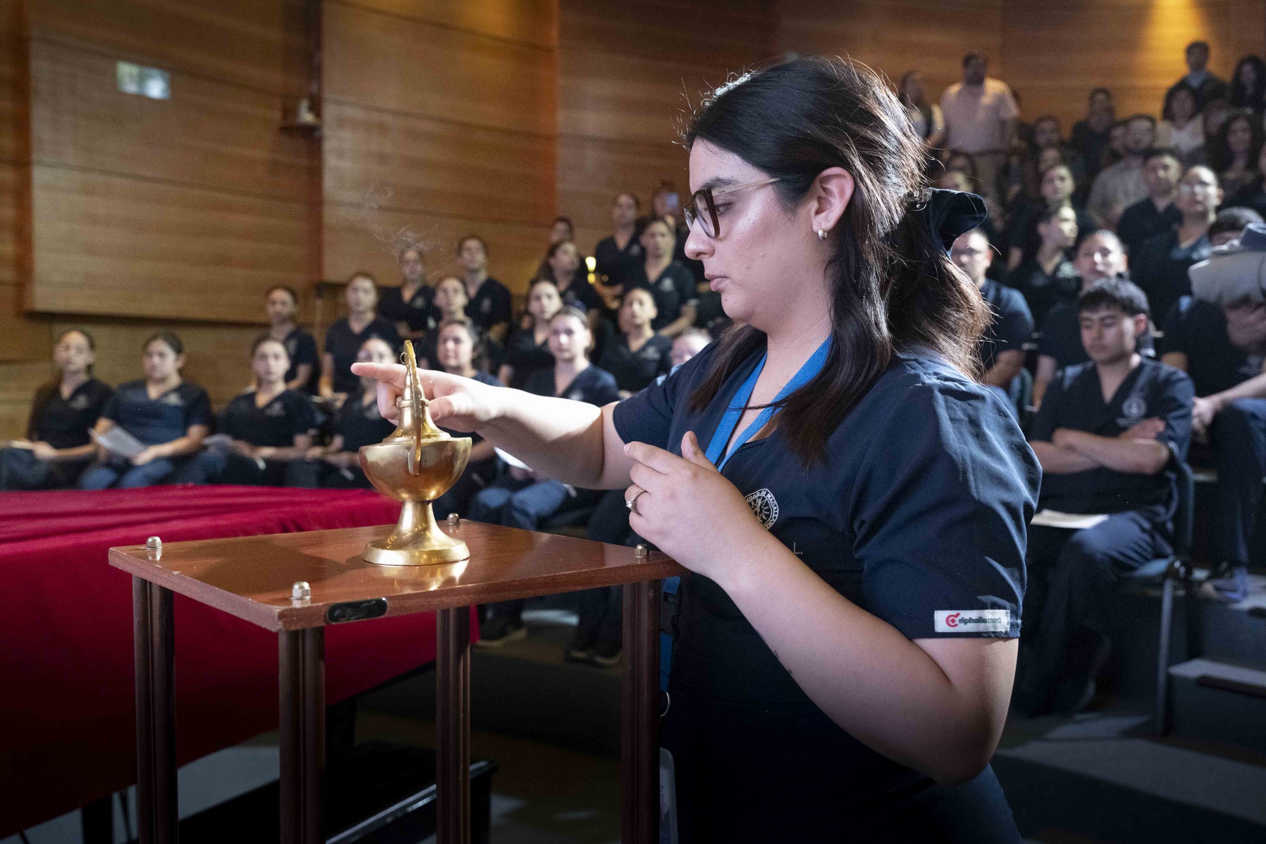 Estudiantes de Enfermería vivieron una investidura cargada de simbolismo y tradiciones de la profesión