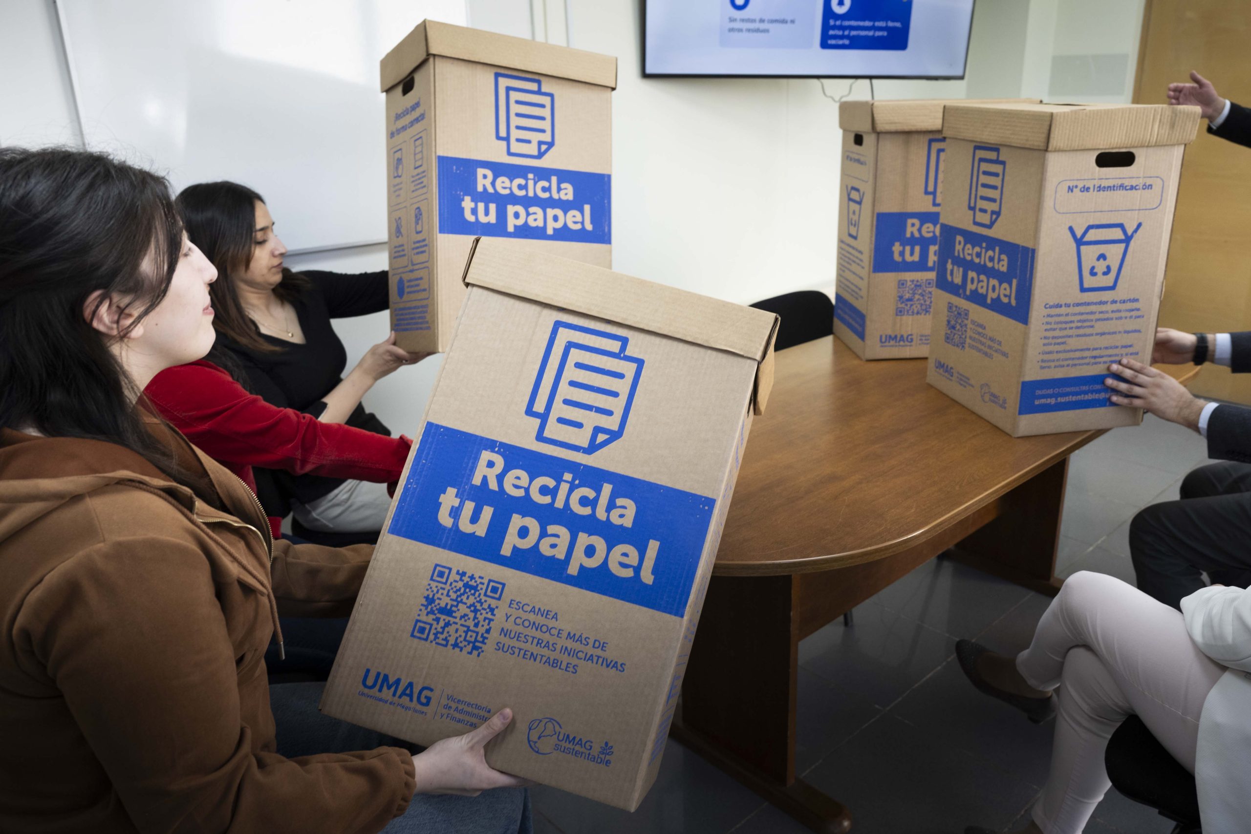 UMAG instala contenedores para impulsar el reciclaje de papel